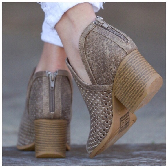 New taupe perforated distressed bootie - Picture 4 of 6